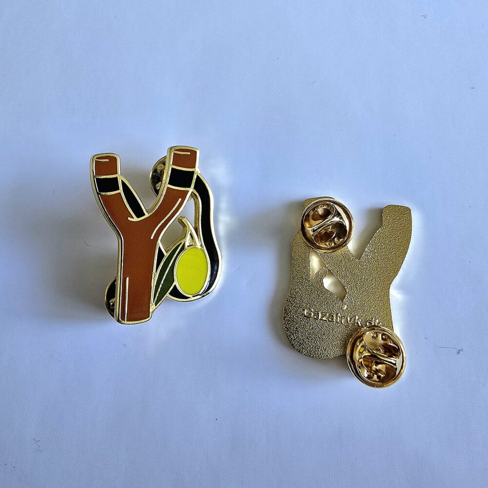 Brooch/pin - Slingshot with olive